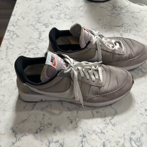 Men’s Nike 10.5 light tan sneakers